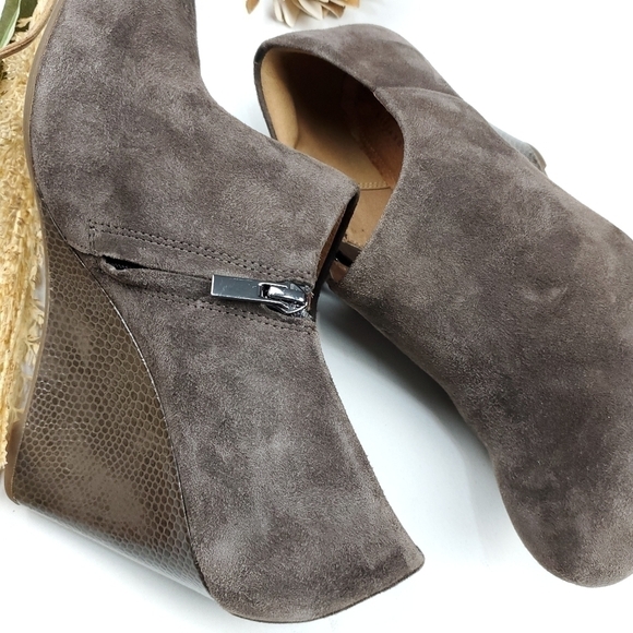 Clark's Artisan Brown Suede Emboss Ankle Boots 9.5 - Picture 12 of 14